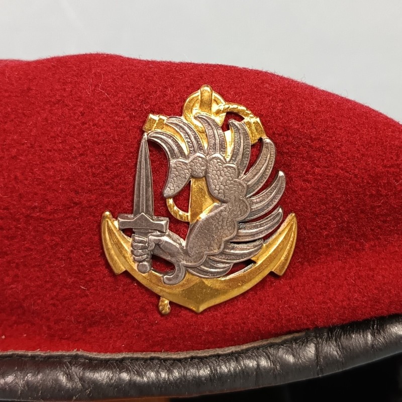 BERET ROUGE AMARANTE PARACHUTISTES DES TROUPES DE MARINE TAILLE 57 FABRICATION ANNEES 1967 INSIGNE DRAGO PARIS